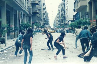 Χημείο, 10 Μαΐου 1985. Τα παιδιά που ο Χατζιδάκις «αγάπησε» ως προπομπό της δυναμικής αντίστασης στη «χούντα του ΠΑΣΟΚ», ήταν τα ίδια που καταδίκαζε λίγους μήνες αργότερα σαν «αλήτες που ρίχνουν πέτρες για να προβάλλουν βίαια τον άρρωστο εαυτό τους»…